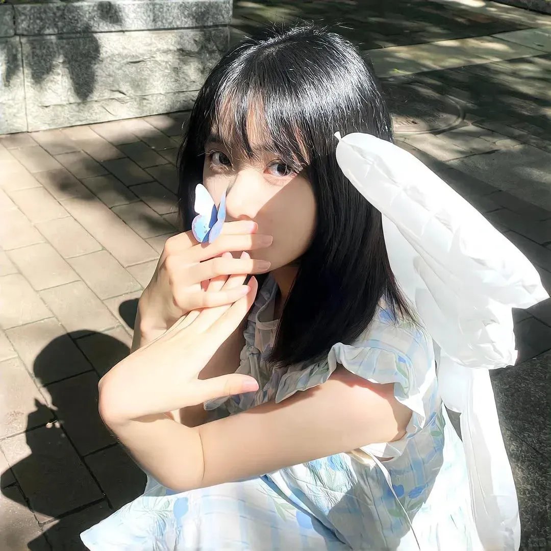 随盲柳入眠的女人
